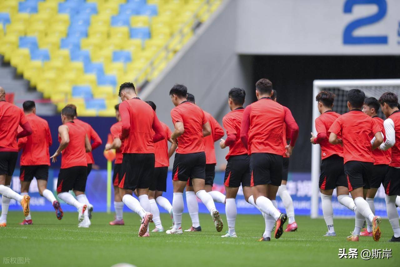 包含集结日CBA季后赛焦点战；成都蓉城篮板制胜；球迷炸锅；赛季目标并未改变的词条